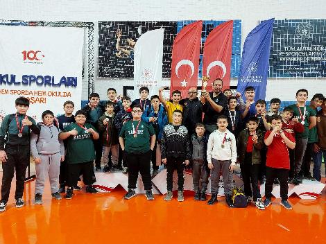 KARATAY BELEDİYESPOR GÜREŞ TAKIMI KARAMAN'DAN İKİNCİLİKLE DÖNDÜ