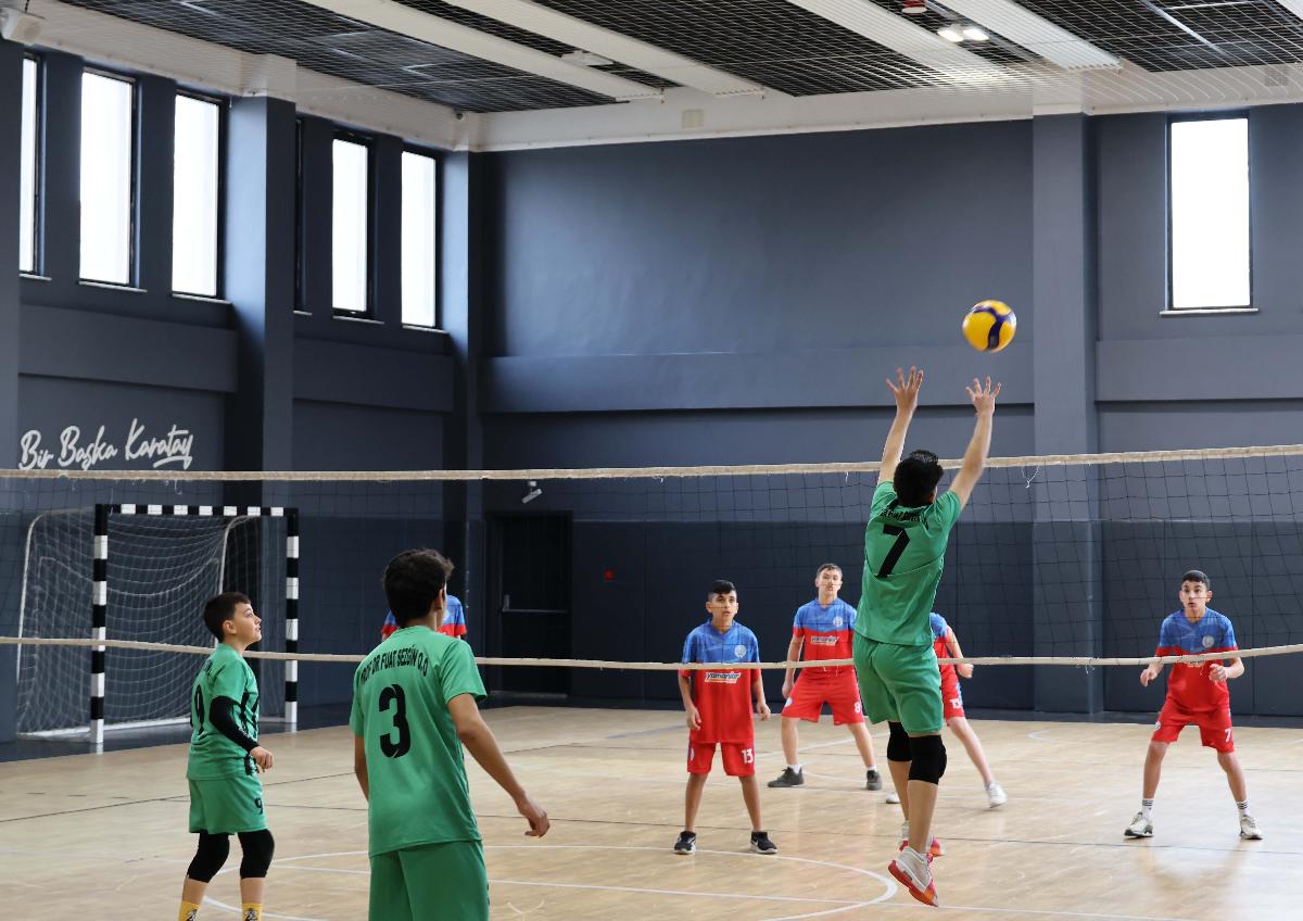 ORTAOKULLAR ARASI KARDEŞLİK VE DOSTLUK ERKEKLER VOLEYBOL TURNUVASI BAŞLADI