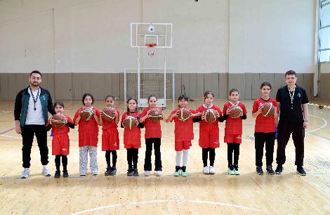 1600 ÖĞRENCİ HAFTA SONLARINI SPORLA GEÇİRİYOR