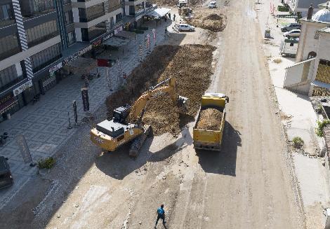 KÜÇÜKKUMKÖPRÜ CADDESİNDE ALTYAPI ÇALIŞMALARI SÜRÜYOR