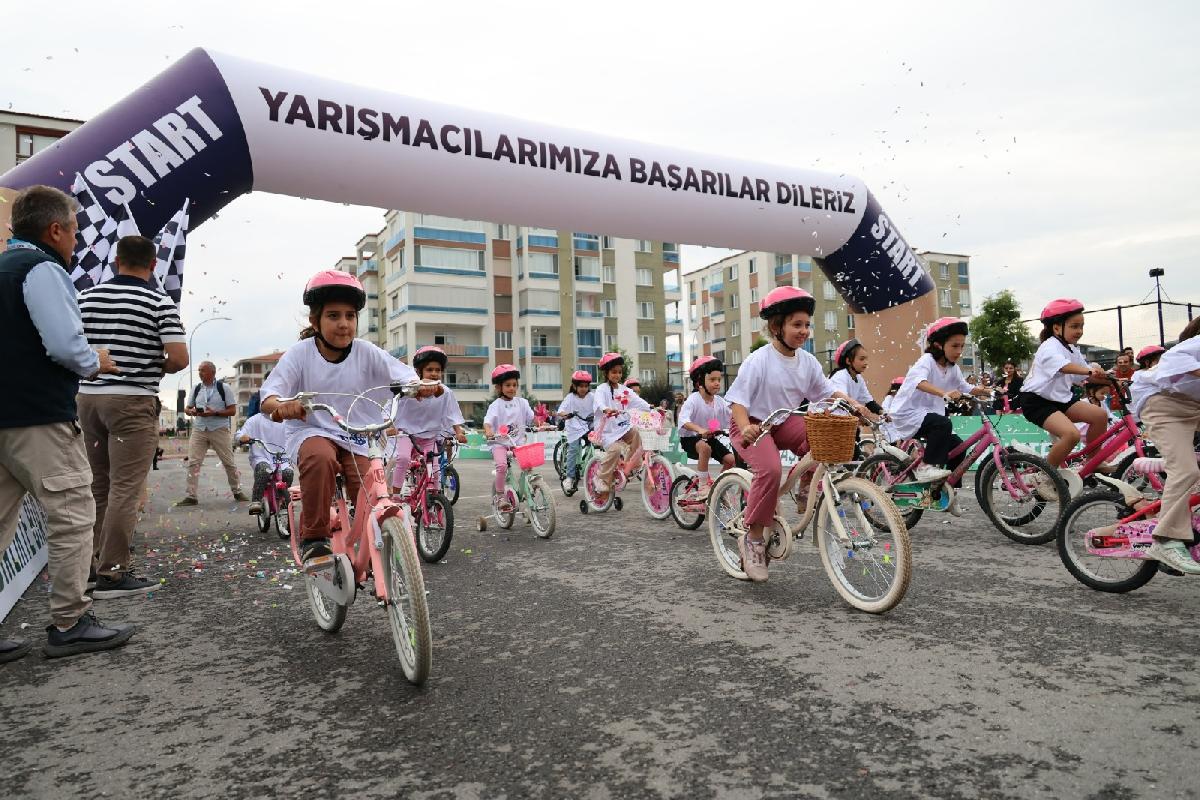 10. DÜZ BİSİKLET YARIŞI BÜYÜK HEYECANA SAHNE OLDU