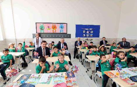 VALİ AKIN, KAYMAKAM AYHAN, BAŞKAN KILCA VE İL MİLLİ EĞİTİM MÜDÜRÜ YİĞİT ÖĞRENCİLERLE BİR ARAYA GELDİ